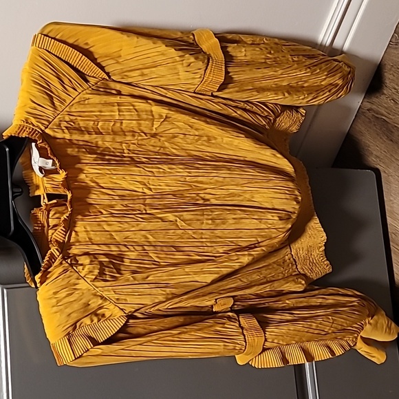 Yellow pleated top with long sleeves - Picture 1 of 3
